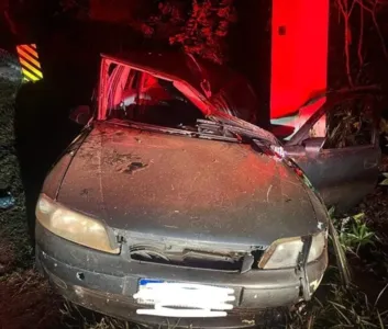 Carro ficou completamente destruído após a colisão