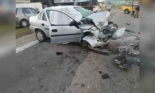 Carro invade pista contrária e passageiro morre; condutor fugiu