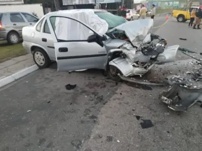 Carro ficou completamente destruído após colisão