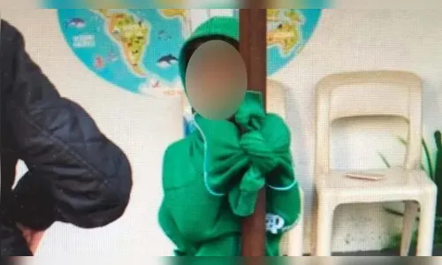 Dono de escola preso diz ser ‘brincadeira’ criança amarrada em pilar
