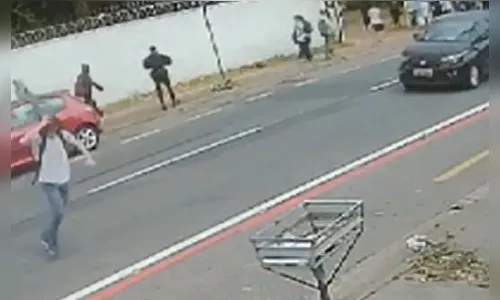 Alunos são atacados por abelhas enquanto saíam de escola; vídeo