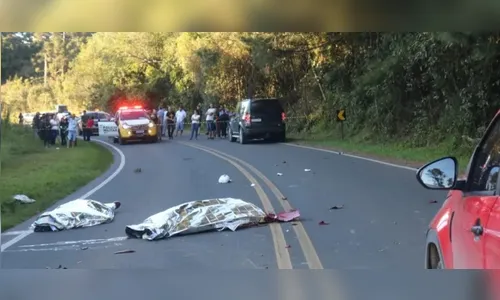 Casal de jovens morre após acidente entre moto e dois carros na PR-438