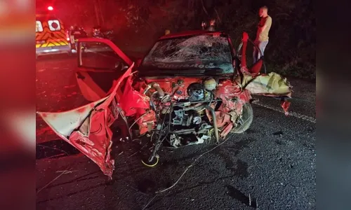 Três pessoas ficam feridas em acidente entre dois carros na BR-467