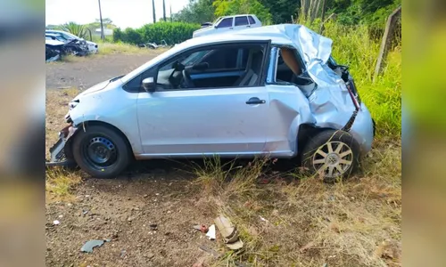 Dois homens ficam feridos após capotamento na PR-444, em Arapongas