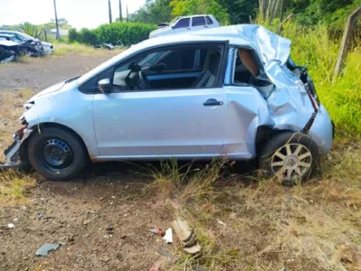 Condutor e passageiro foram socorridos pela ambulância do Siate