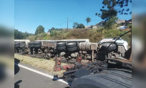 Caminhão carregado de bobinas de aço tomba na BR-376 em Mauá da Serra