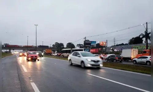 Após problemas em voo, passageiros ficam presos em rodovia no PR
