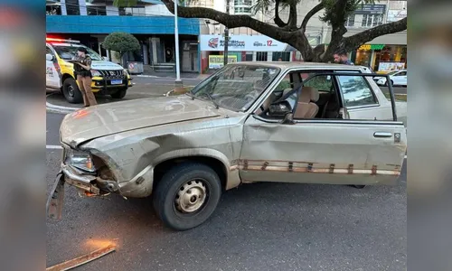 Carro furtado na região é perseguido e bate contra viatura em Maringá
