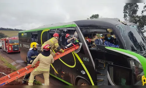 Tubo se desprende de caminhão e atinge ônibus na BR-277, no Paraná