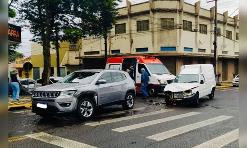 Câmera flagra batida entre veículos em Apucarana; veja
