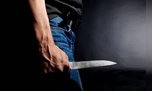 Por ciúmes, marido ameaça colega de trabalho da esposa com faca