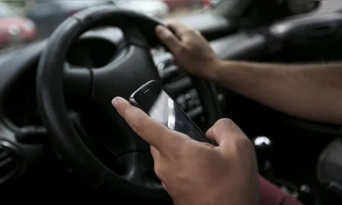 Uso de celular é infração mais comum no trânsito de Arapongas