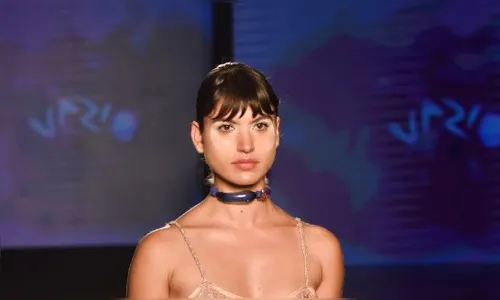 Giovanna Grigio rouba a cena ao desfilar com os seios à mostra