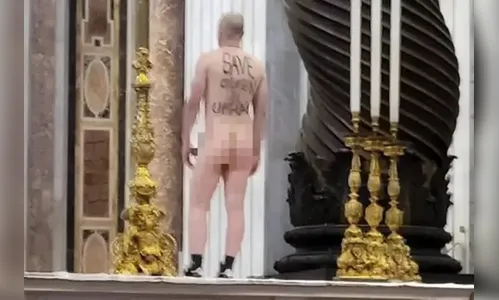 Homem fica nu em altar de igreja no Vaticano em protesto contra guerra