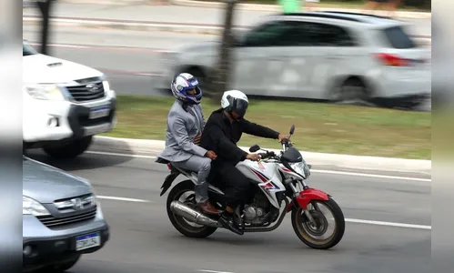 Dupla em moto rouba celular e quase atropela jovem no ponto de ônibus