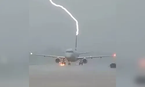 Avião com passageiros é atingido por raio durante pouso; assista