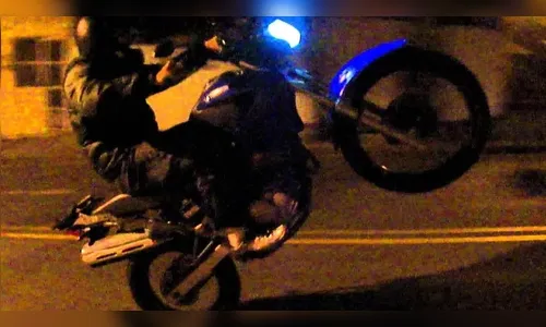 Motociclista derruba garupa ao empinar moto e bater contra caminhonete