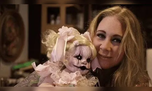 Artista é acusada de fazer boneca com crânio humano e vender