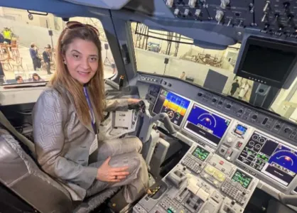 Leila Pereira na cabine do novo avião