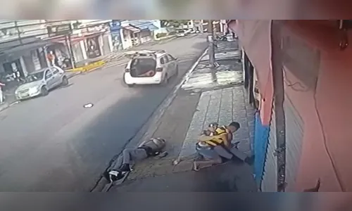 Vídeo mostra homem roubando arma de policial e atirando em agentes