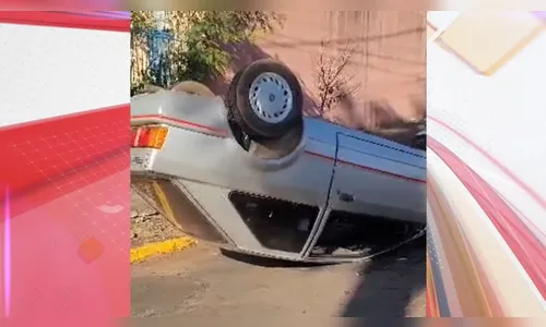 Câmera flagra momento em que Escort capota em bairro de Apucarana