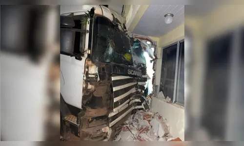 Caminhão desgovernado desce rua, bate em carro e invade casa no Paraná