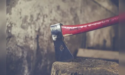 Em Jandaia, filho ameaça mãe de 86 anos com machado