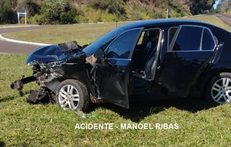 O Jetta ficou com a frente destruída