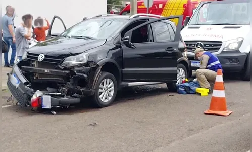 Moto vai parar embaixo de carro em colisão na área central