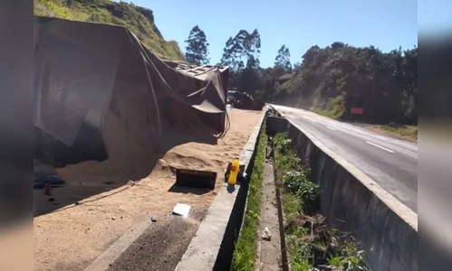 Carga é saqueada após carreta tombar na BR-376, na Serra do Cadeado