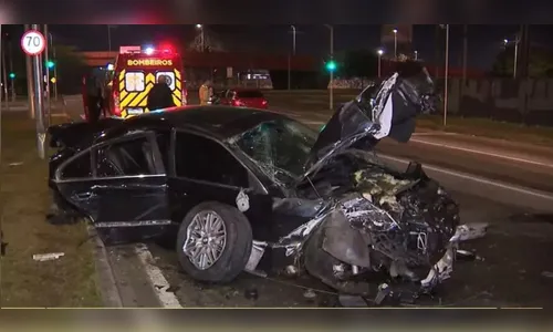 Motorista de BMW é encontrado dormindo na rodovia após bater em radar