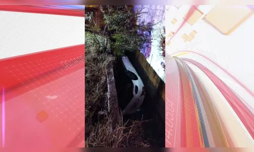 Carro com cinco jovens cai em pátio de empresa em Maringá