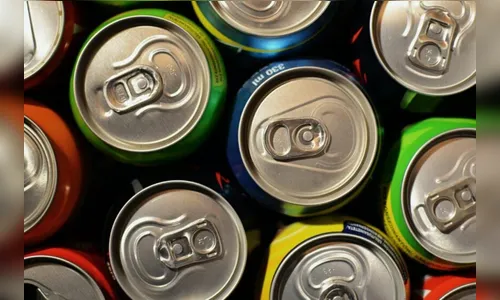 Caminhão com refrigerantes tomba, e carga é saqueada pela população