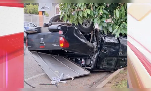 Motorista de van fura o sinal e causa capotamento em Curitiba; vídeo