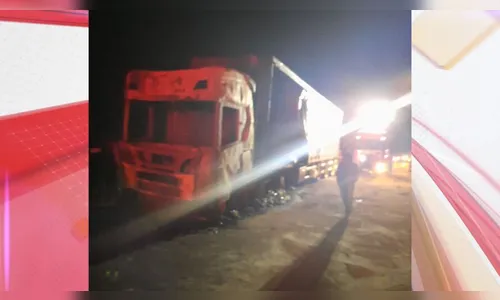 Susto: carreta carregada com refrigerantes pega fogo na PR-445