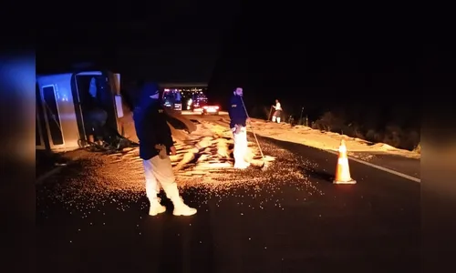 Carreta com placas de Mandaguari tomba na BR-376, em Ponta Grossa