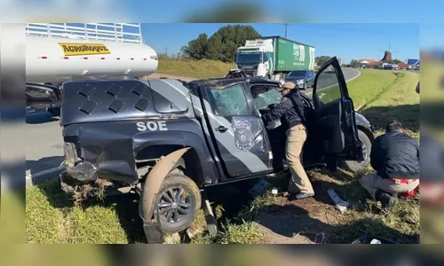Viatura da Polícia Penal capota na PR-151 e três agentes ficam feridos
