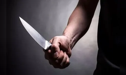 PM flagra homem tentando agredir companheira com faca no Belvedere