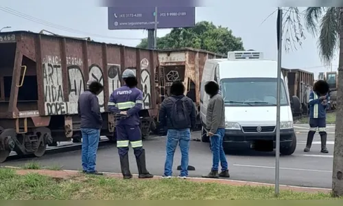 Susto: van é atingida por locomotiva em Arapongas