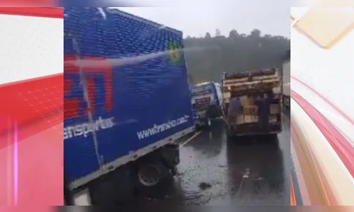 Caminhão de lixo de cidade do Paraná é flagrado com carga saqueada