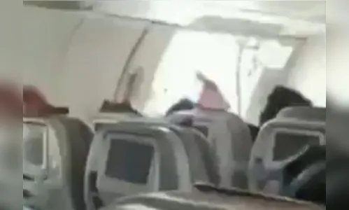 Passageiro abre porta de avião durante voo e causa pânico; assista