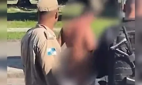 Motorista 'para o trânsito' após ficar com câmbio preso no ânus; vídeo