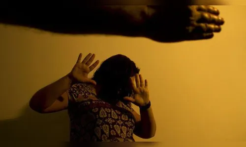 Homem chega bêbado em casa na madrugada, xinga e agride esposa