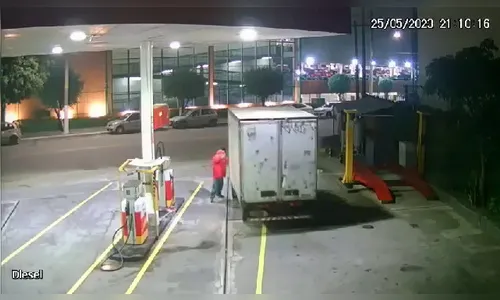 Vídeo: frentista morre ao ser arrastado e atropelado por caminhão