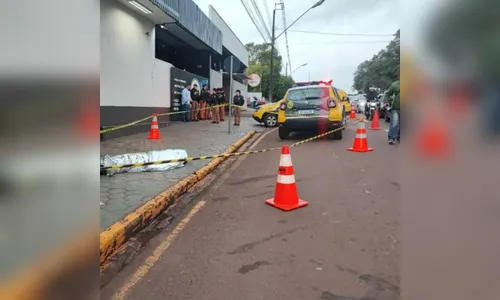 Homem morre em frente à loja de conveniência após ser algemado pela PM