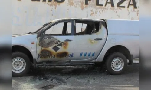 Homem coloca fogo em viatura da Receita Federal por vingança no Paraná