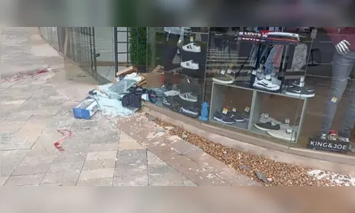 Trio invade loja de Maringá e causa prejuízo de R$ 25 mil; vídeo