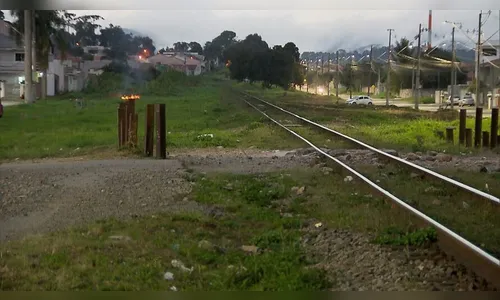 Ciclista de 19 anos sofre ferimentos graves após colidir contra trem