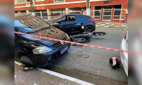 Motorista persegue e atropela criminosos após ser roubado em semáforo