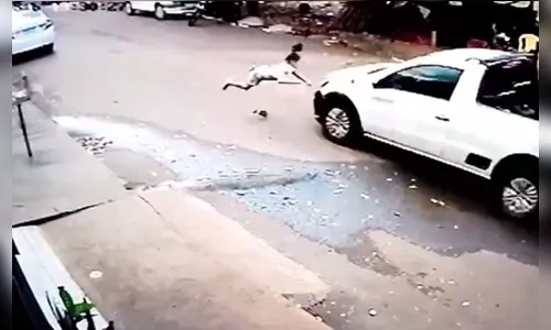 Vídeo: criança é arremessada para debaixo de carro após ser atropelada